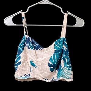 🌿 Peachy-Pink Spaghetti Strap Crop Top with Leaf Print – Feminine & Breezy 🍑